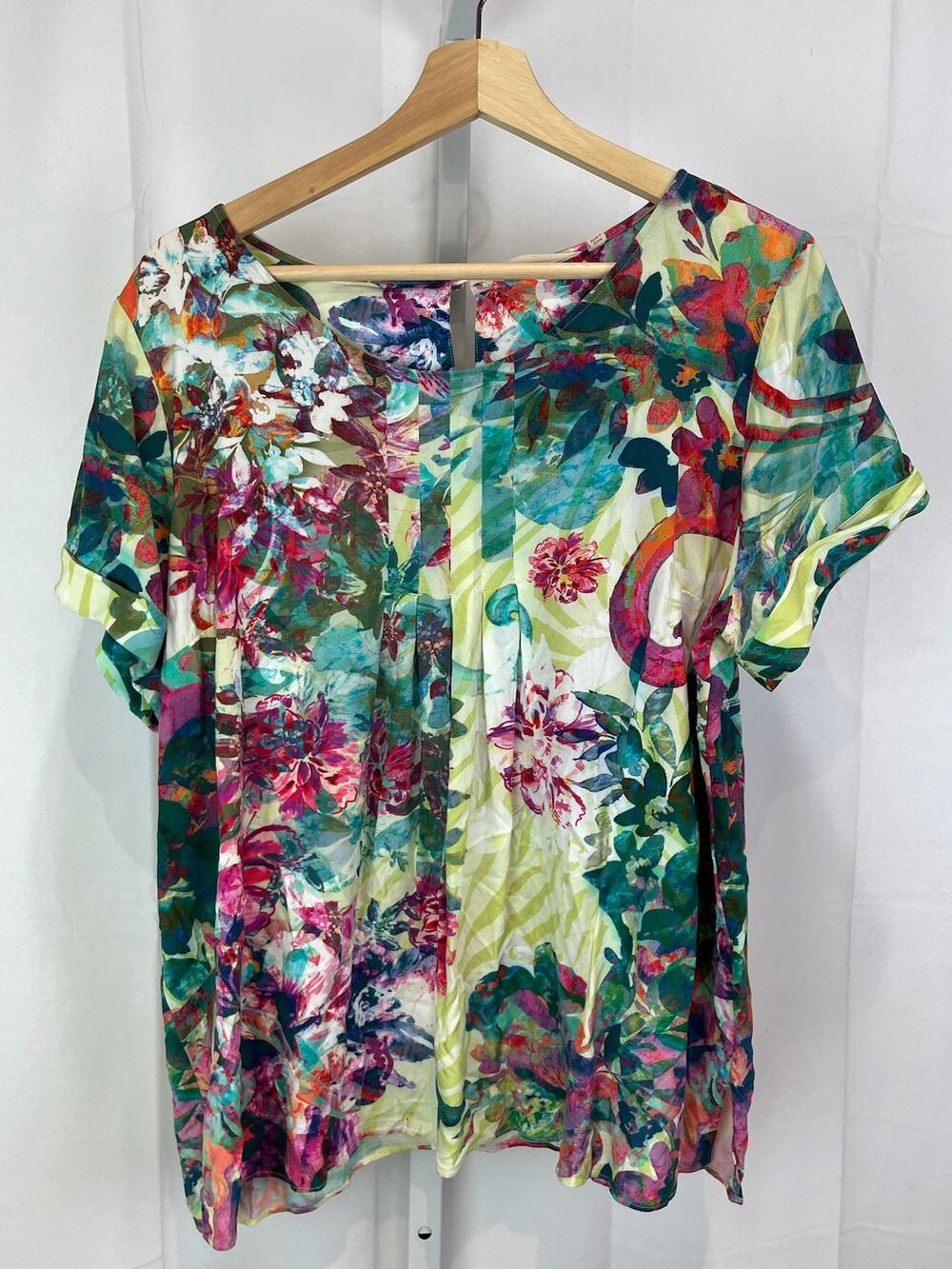 SOFT SURROUNDINGS L Floral Animal Print Short Sleeve Top Pleat Front Multicolor